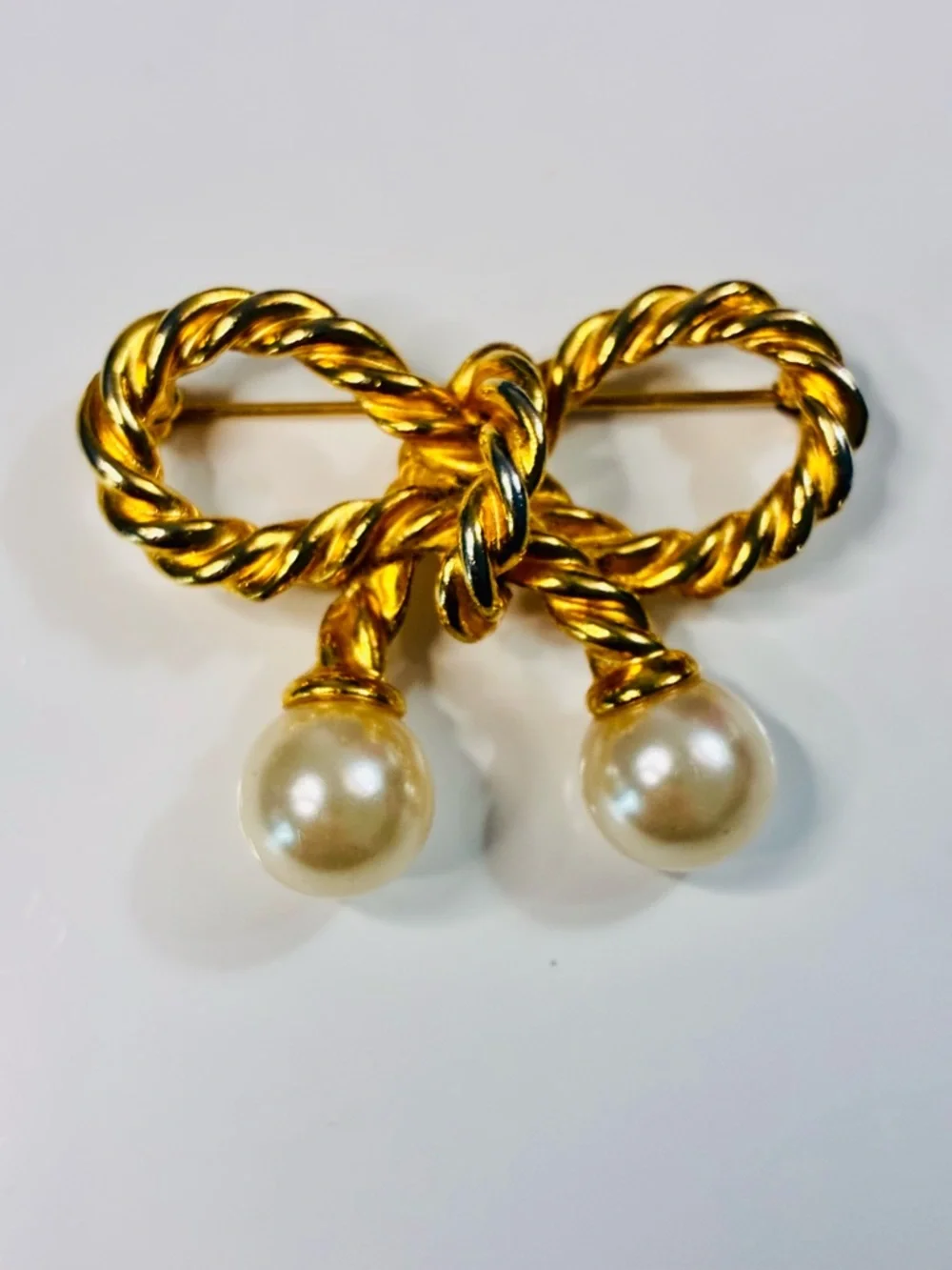VTG 80s Gold-Tone Bow Brooch with Glass Pearl Drops - Women's Jewelry